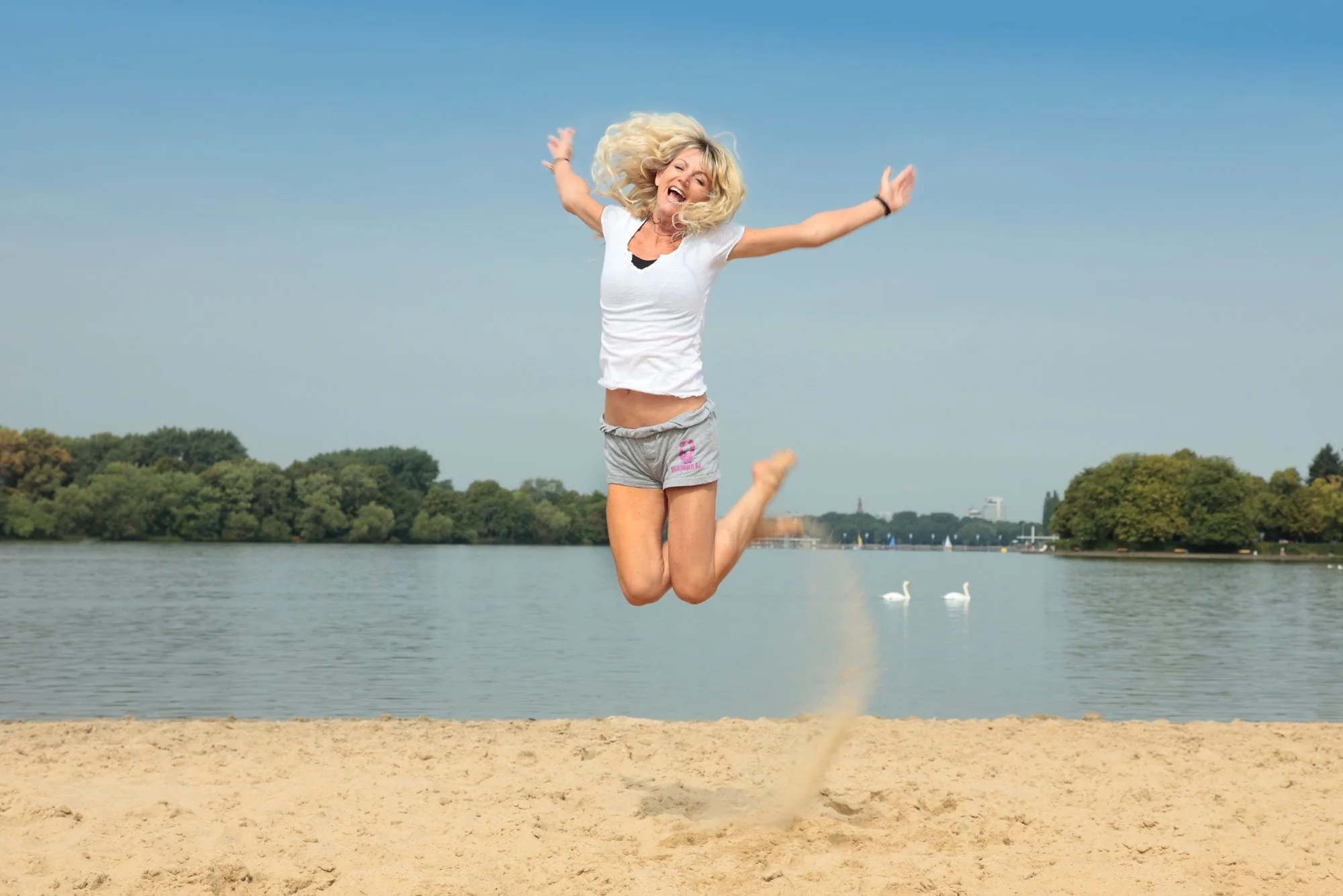 July Prinzen im Business-Outfit vor einem Geschäftsgebäude