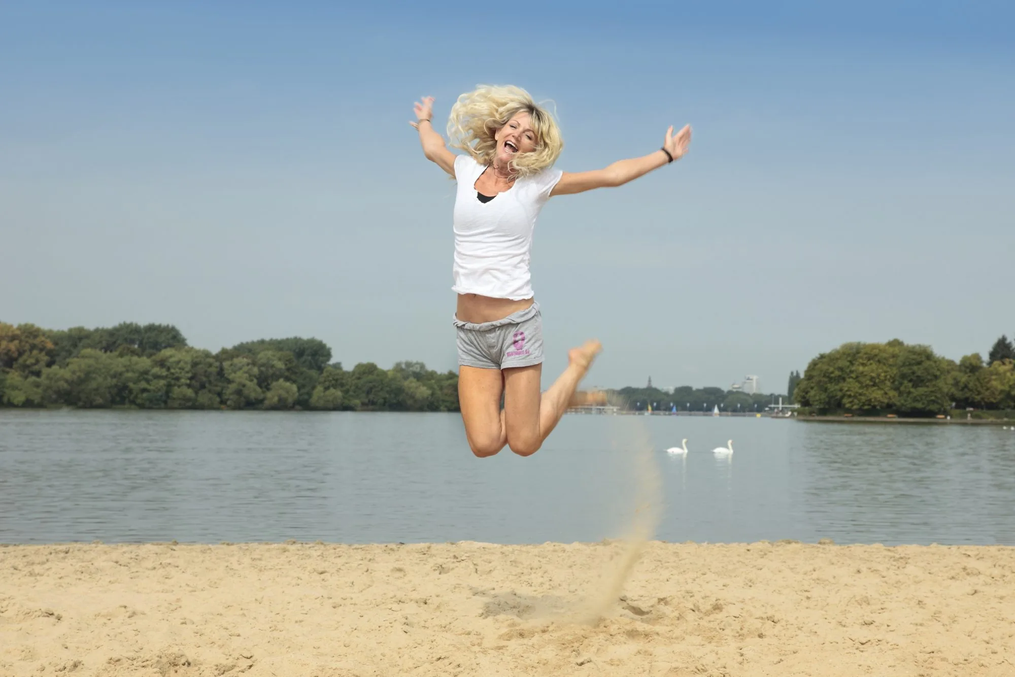 July Prinzen springt voller Lebensfreude am Strand des Maschsees
